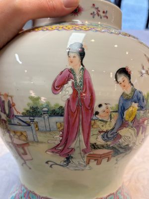 A Chinese famille rose 'San Niang Jiao Zi 三娘教子' vase and cover, 20th C. — 照片 10