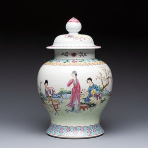 A Chinese famille rose 'San Niang Jiao Zi 三娘教子' vase and cover, 20th C. — 照片 1