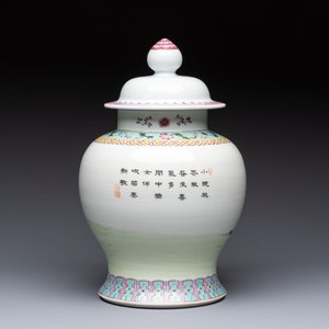 A Chinese famille rose 'San Niang Jiao Zi 三娘教子' vase and cover, 20th C. — 照片 3