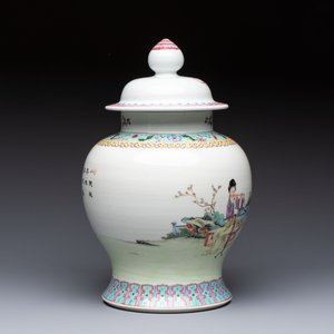 A Chinese famille rose 'San Niang Jiao Zi 三娘教子' vase and cover, 20th C. — 照片 4