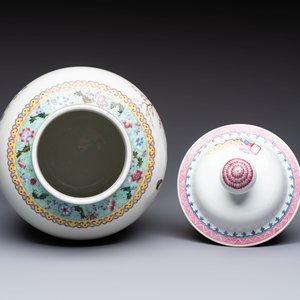 A Chinese famille rose 'San Niang Jiao Zi 三娘教子' vase and cover, 20th C. — 照片 5