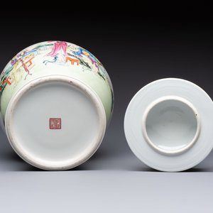 A Chinese famille rose 'San Niang Jiao Zi 三娘教子' vase and cover, 20th C. — 照片 6