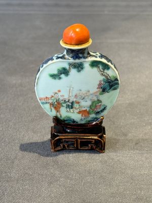 A Chinese famille rose 'Sanxing' snuff bottle, Qianlong mark and of the period — foto 1