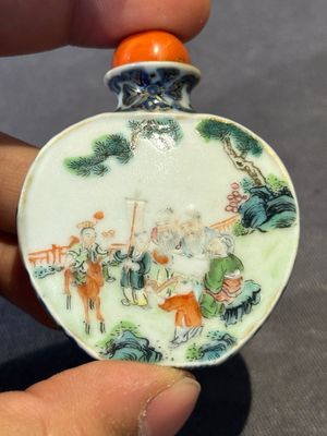 A Chinese famille rose 'Sanxing' snuff bottle, Qianlong mark and of the period — foto 2