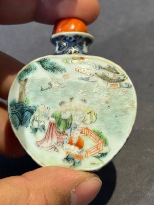 A Chinese famille rose 'Sanxing' snuff bottle, Qianlong mark and of the period — foto 4