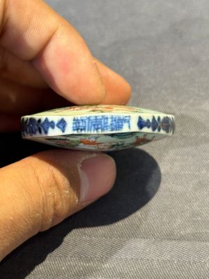 A Chinese famille rose 'Sanxing' snuff bottle, Qianlong mark and of the period — foto 7