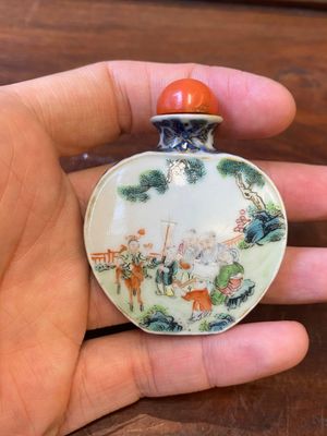 A Chinese famille rose 'Sanxing' snuff bottle, Qianlong mark and of the period — 照片 1