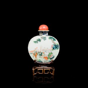 A Chinese famille rose 'Sanxing' snuff bottle, Qianlong mark and of the period — 照片 1