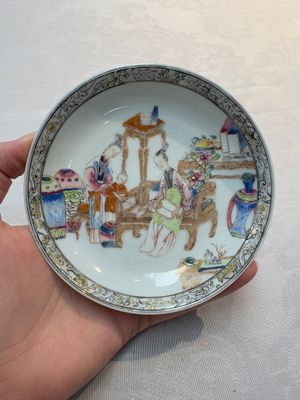 A Chinese famille rose saucer with two ladies and a boy, Yongzheng — foto 1