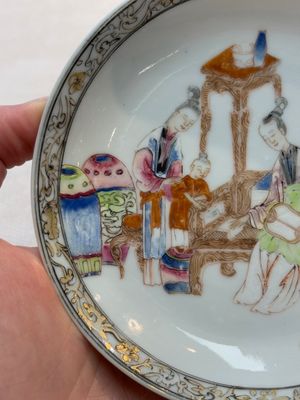 A Chinese famille rose saucer with two ladies and a boy, Yongzheng — foto 2