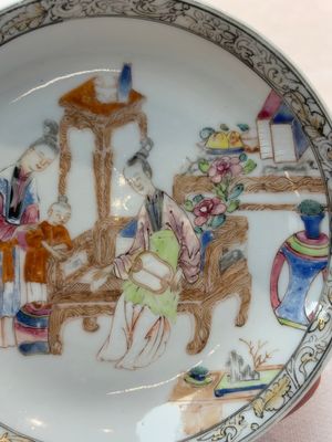 A Chinese famille rose saucer with two ladies and a boy, Yongzheng — foto 3