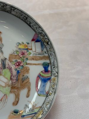 A Chinese famille rose saucer with two ladies and a boy, Yongzheng — foto 4