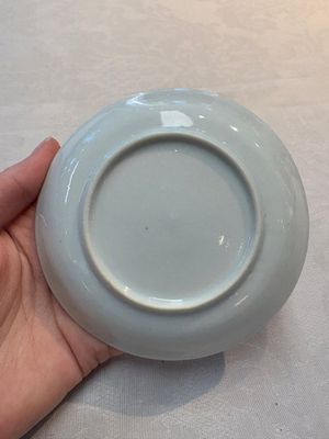 A Chinese famille rose saucer with two ladies and a boy, Yongzheng — foto 5