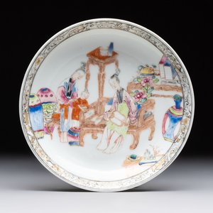 A Chinese famille rose saucer with two ladies and a boy, Yongzheng — foto 1