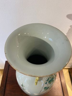 A Chinese famille rose 'scholars' vase with two-sided design, signed Cai Yun Xuan 彩雲軒, dated 1919 — 照片 5