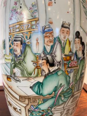 A Chinese famille rose 'scholars' vase with two-sided design, signed Cai Yun Xuan 彩雲軒, dated 1919 — 照片 7