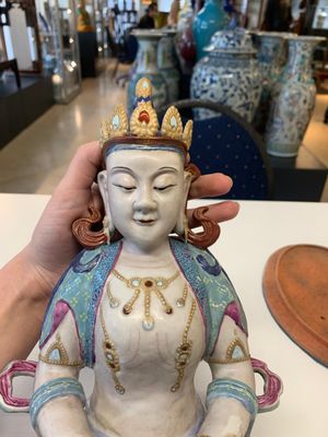 A Chinese famille rose sculpture of Buddha Amitayus on a stand, 19/20th C. — photo 6