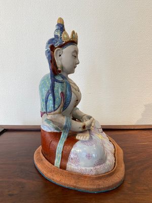 A Chinese famille rose sculpture of Buddha Amitayus on stand, 19/20th C. — photo 4