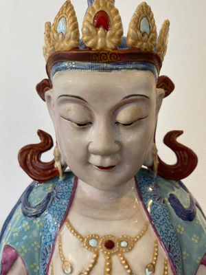 A Chinese famille rose sculpture of Buddha Amitayus on stand, 19/20th C. — photo 9