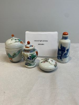 A Chinese famille rose seal paste box and a covered jarlet, a miniature wucai vase and a blue and white snuff bottle, Kangxi mark, 19/20th C. — photo 1