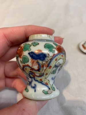 A Chinese famille rose seal paste box and a covered jarlet, a miniature wucai vase and a blue and white snuff bottle, Kangxi mark, 19/20th C. — photo 13