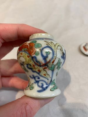 A Chinese famille rose seal paste box and a covered jarlet, a miniature wucai vase and a blue and white snuff bottle, Kangxi mark, 19/20th C. — photo 14