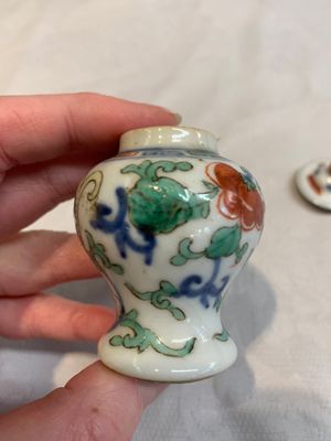 A Chinese famille rose seal paste box and a covered jarlet, a miniature wucai vase and a blue and white snuff bottle, Kangxi mark, 19/20th C. — photo 15