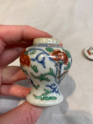 A Chinese famille rose seal paste box and a covered jarlet, a miniature wucai vase and a blue and white snuff bottle, Kangxi mark, 19/20th C. — photo 16