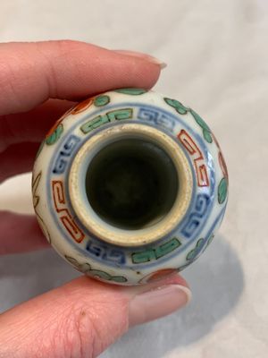 A Chinese famille rose seal paste box and a covered jarlet, a miniature wucai vase and a blue and white snuff bottle, Kangxi mark, 19/20th C. — photo 17