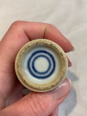 A Chinese famille rose seal paste box and a covered jarlet, a miniature wucai vase and a blue and white snuff bottle, Kangxi mark, 19/20th C. — photo 18