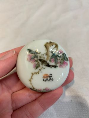 A Chinese famille rose seal paste box and a covered jarlet, a miniature wucai vase and a blue and white snuff bottle, Kangxi mark, 19/20th C. — photo 2