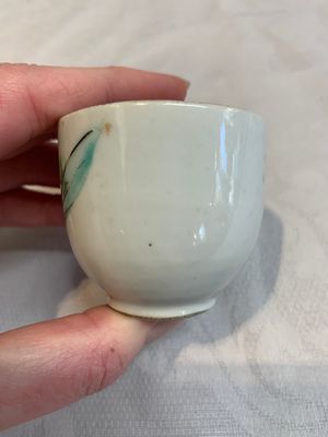 A Chinese famille rose seal paste box and a covered jarlet, a miniature wucai vase and a blue and white snuff bottle, Kangxi mark, 19/20th C. — photo 23