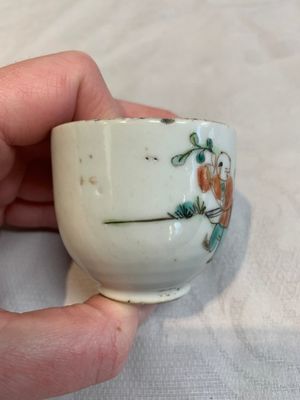 A Chinese famille rose seal paste box and a covered jarlet, a miniature wucai vase and a blue and white snuff bottle, Kangxi mark, 19/20th C. — photo 24