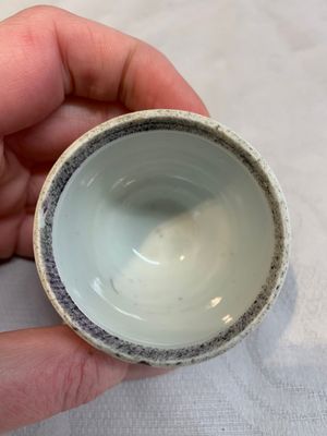 A Chinese famille rose seal paste box and a covered jarlet, a miniature wucai vase and a blue and white snuff bottle, Kangxi mark, 19/20th C. — photo 25