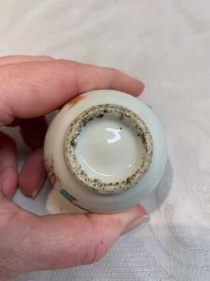 A Chinese famille rose seal paste box and a covered jarlet, a miniature wucai vase and a blue and white snuff bottle, Kangxi mark, 19/20th C. — photo 26