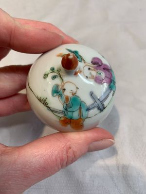 A Chinese famille rose seal paste box and a covered jarlet, a miniature wucai vase and a blue and white snuff bottle, Kangxi mark, 19/20th C. — photo 27