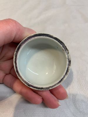 A Chinese famille rose seal paste box and a covered jarlet, a miniature wucai vase and a blue and white snuff bottle, Kangxi mark, 19/20th C. — photo 29