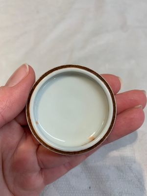 A Chinese famille rose seal paste box and a covered jarlet, a miniature wucai vase and a blue and white snuff bottle, Kangxi mark, 19/20th C. — photo 4