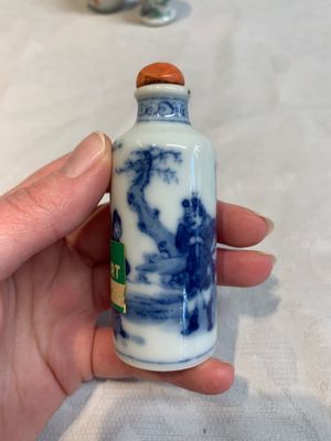 A Chinese famille rose seal paste box and a covered jarlet, a miniature wucai vase and a blue and white snuff bottle, Kangxi mark, 19/20th C. — photo 7