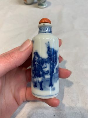 A Chinese famille rose seal paste box and a covered jarlet, a miniature wucai vase and a blue and white snuff bottle, Kangxi mark, 19/20th C. — photo 8