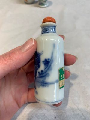 A Chinese famille rose seal paste box and a covered jarlet, a miniature wucai vase and a blue and white snuff bottle, Kangxi mark, 19/20th C. — photo 9