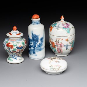 A Chinese famille rose seal paste box and a covered jarlet, a miniature wucai vase and a blue and white snuff bottle, Kangxi mark, 19/20th C. — photo 1