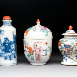 A Chinese famille rose seal paste box and a covered jarlet, a miniature wucai vase and a blue and white snuff bottle, Kangxi mark, 19/20th C. — photo 2