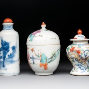 A Chinese famille rose seal paste box and a covered jarlet, a miniature wucai vase and a blue and white snuff bottle, Kangxi mark, 19/20th C. — photo 3
