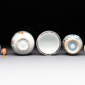 A Chinese famille rose seal paste box and a covered jarlet, a miniature wucai vase and a blue and white snuff bottle, Kangxi mark, 19/20th C. — photo 7