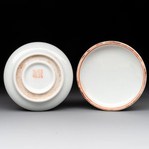 A Chinese famille rose seal paste box and a covered jarlet, a miniature wucai vase and a blue and white snuff bottle, Kangxi mark, 19/20th C. — photo 9
