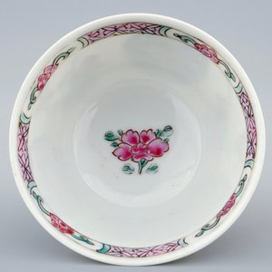 A Chinese famille rose semi-eggshell cup and saucer with floral design, Yongzheng/Qianlong — 照片 4