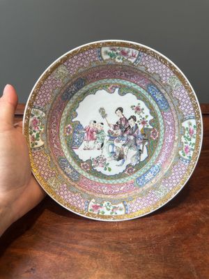 A Chinese famille rose semi-eggshell ruby-back plate, 19/20th C. — 照片 1
