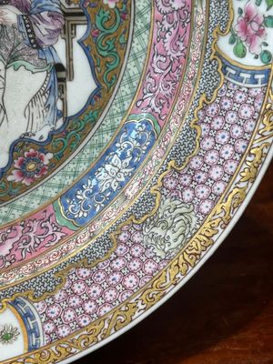A Chinese famille rose semi-eggshell ruby-back plate, 19/20th C. — 照片 4