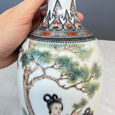 A Chinese famille rose semi-eggshell vase and a qianjiang cai vase — foto 4